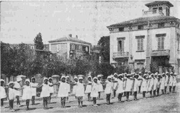 Colonia Estiva di Cupra Marittima (Luglio-Agosto 1927)<br>Esercizi ginnici delle -Piccole Italiane-.